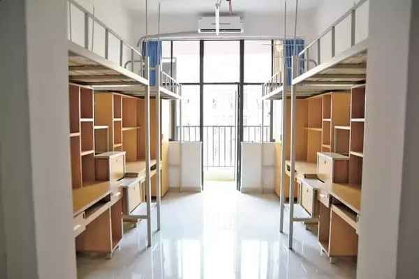 9月7日涉事学校工作人员称该宿舍为校内两栋老旧宿舍已计划翻新或重建。已对学生进行安全注意(图1)
