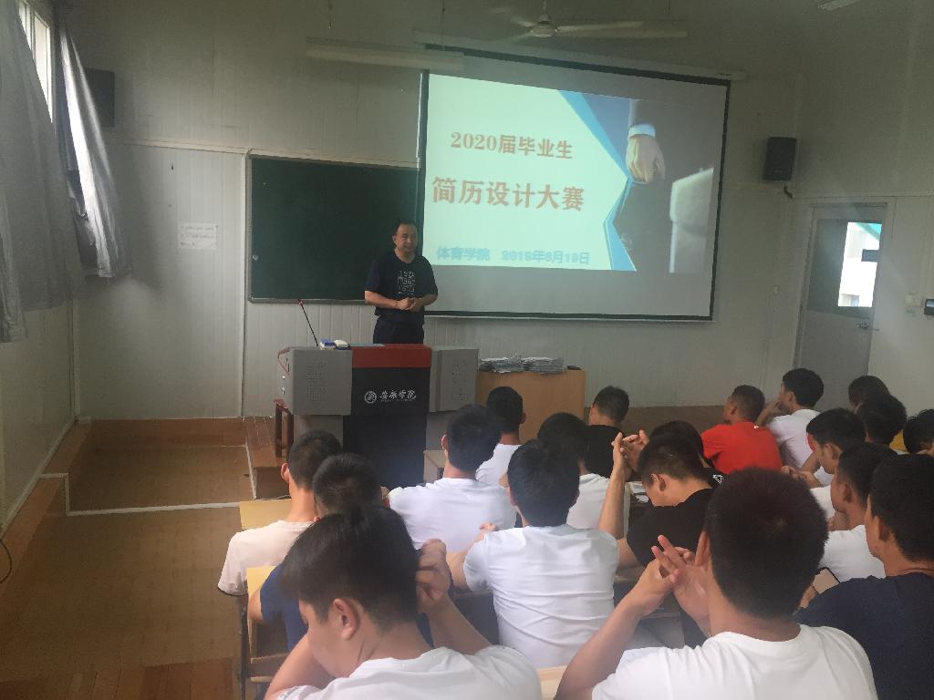信息工程学院党总支书记石建梅谈信工七大工程(图1)